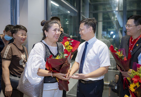 Ông Nguyễn Thanh Bình - Phó Chủ tịch UBND tỉnh Thừa Thiên - Huế đón chào các hành khách đến Huế.